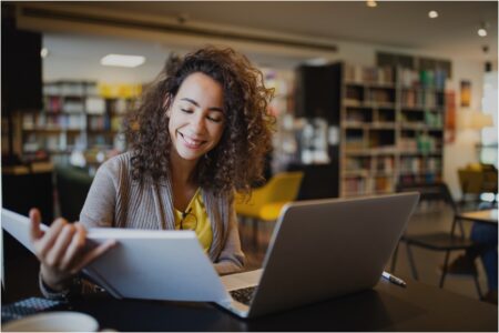 Studerende Pabo student oefenen voor landelijke rekentoets RWT